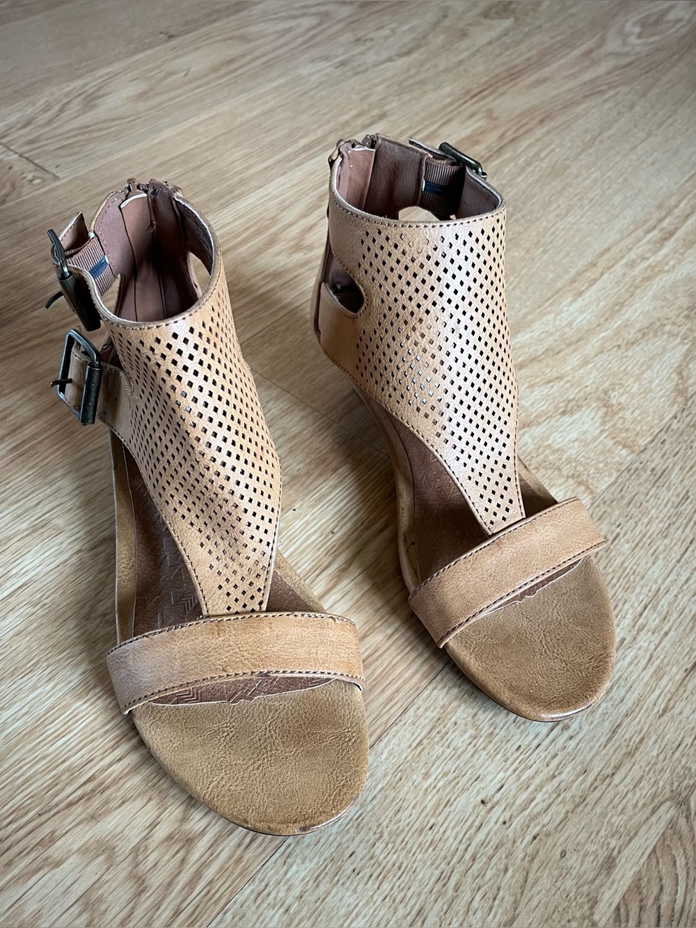 Sugar Women’s Tan Strappy Wedge Sandals Buckle Zip Adjustable Strap Size 6M